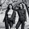 A #MYCALVINS tem como conceito a família como centro, na foto as irmãs Kylie e Kendall Jenner