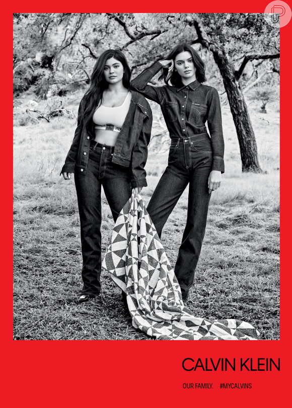 A #MYCALVINS tem como conceito a família como centro, na foto as irmãs Kylie e Kendall Jenner