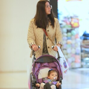 Carol Castro passeou com a filha, Nina, de 11 meses, pelo Shopping da Gávea, na zona sul do Rio, nesta quarta-feira, 1º de agosto de 2018