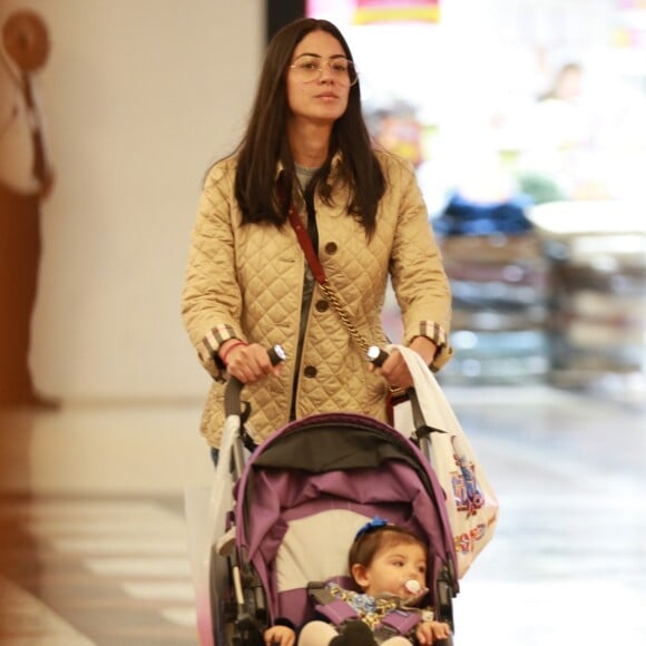 Carol Castro foi fotografada no passeio com a filha, Nina, por um shopping da zona sul do Rio