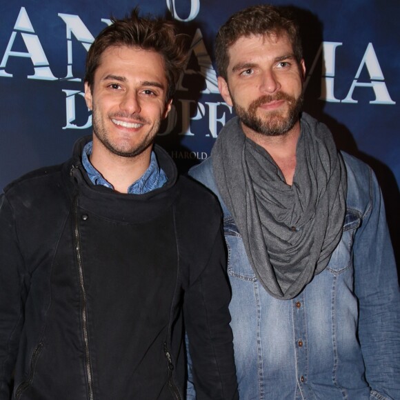 Hugo Bonemer leva o namorado, Conrado Helt, à sessão vip do musical 'O Fantasma da Ópera', no teatro Renault, em São Paulo, na noite desta quarta-feira, 1 de julho de 2018