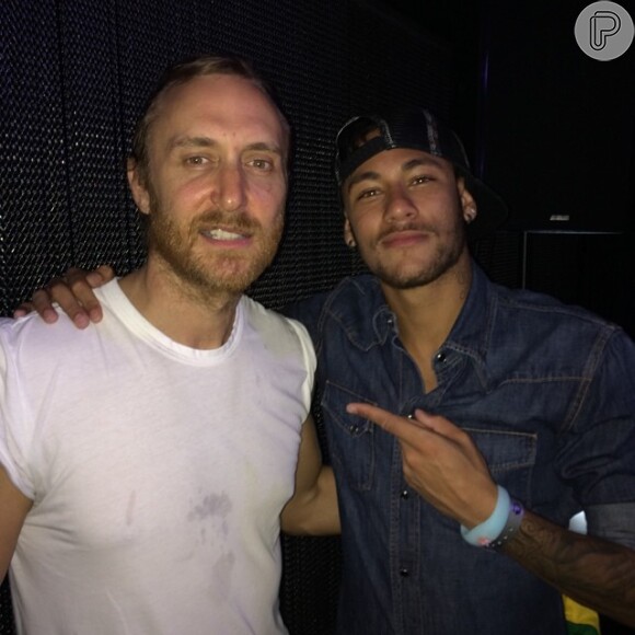 Neymar curtiu show de David Guetta sem Bruna Marquezine