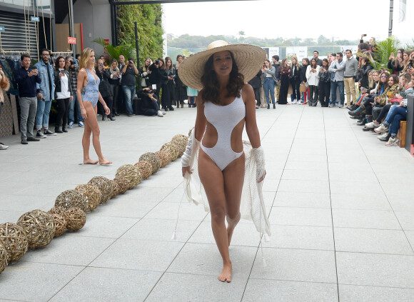 Mariana Rios usou chapéu de palha e saída de praia para finalizar seu look em desfile
