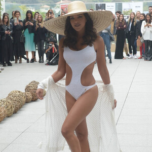 Mariana Rios mostrou corpo magro em desfile de marca de moda praia e fitness