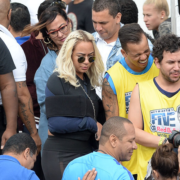 'Para quem não se lembra, machuquei na Rússia. Foi tudo bem', disse Rafaella Santos na web