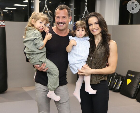 Kyra Gracie e o marido, Malvino Salvador, levaram as filhas para inauguração de academia nesta quinta-feira, 2 de agosto de 2018