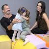 Kyra Gracie e Malvino Salvador se divertiram com as filhas em inauguração de academia nesta quinta-feira, 2 de agosto de 2018