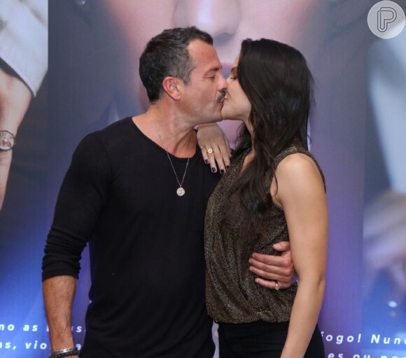 Kyra Gracie e Malvino Salvador trocaram beijos em inauguração de academia nesta quinta-feira, 2 de agosto de 2018