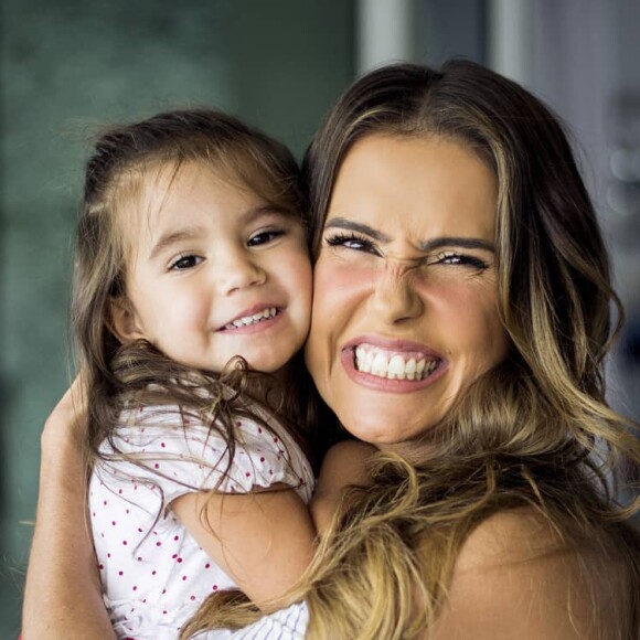 Deborah Secco disse que espera que a filha, Maria Flor, entenda seu trabalho no futuro