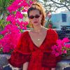 Marina Ruy Barbosa elegeu vestido vermelho superlongo e óculos retrô para passeio por Santorini, na Grécia