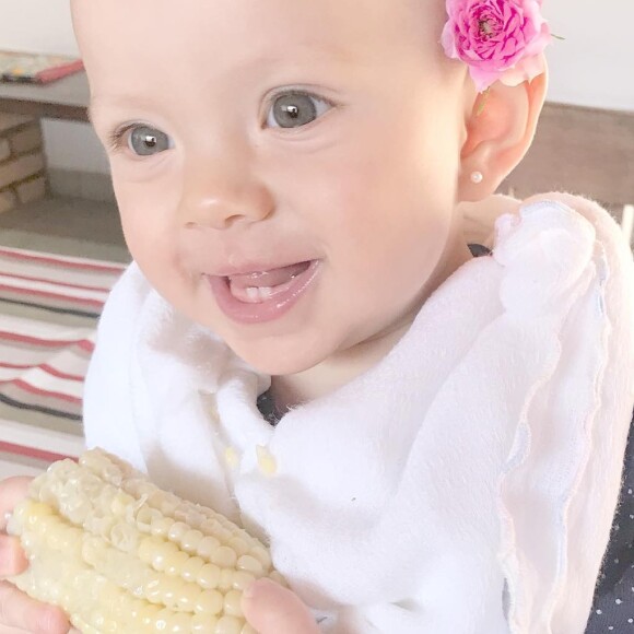 Aos 10 meses, Manuela já exibe seus primeiros dentinhos