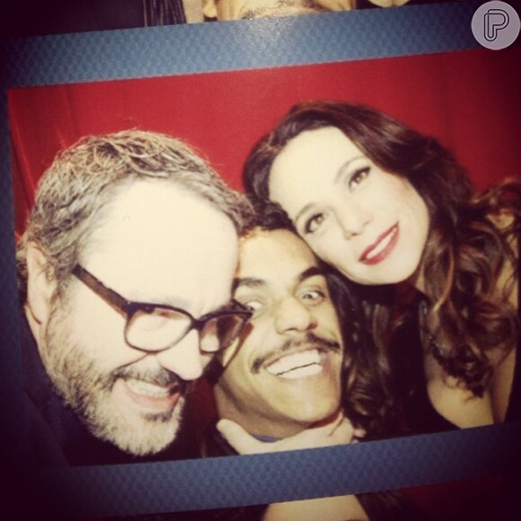 Vanessa Gerbelli posa para foto ao lado dos atores Marcello Melo Jr. e Leonardo Medeiros
