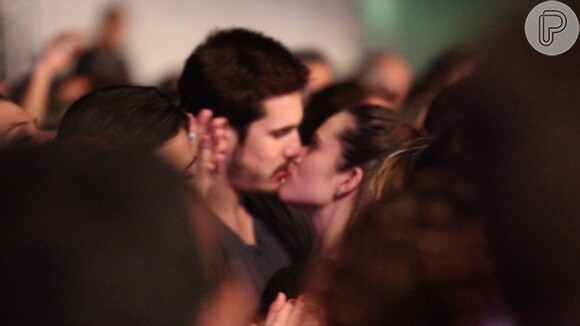 Juliana Paiva e Nicolas Prattes foram flagrados aos beijos em show