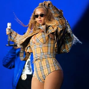 Beyoncé usou look exclusivo Burberry assinado por Riccardo Tisci em seu show em Nova Jersey, nos Estados Unidos