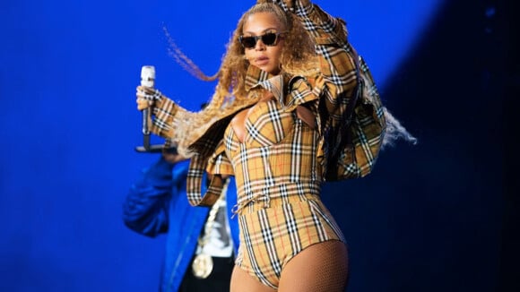 Beyoncé usa figurino sob medida em xadrez vintage Burberry na turnê 'OTRII'