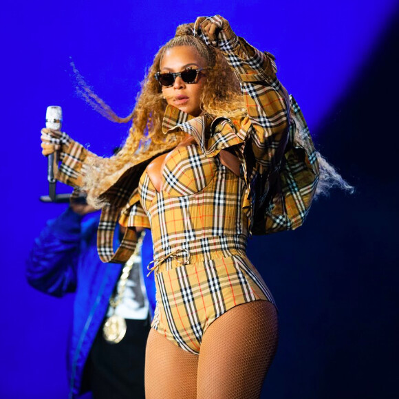 Beyoncé usou look exclusivo Burberry assinado por Riccardo Tisci em seu show em Nova Jersey, nos Estados Unidos