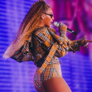 Beyoncé usou figurino todo estampado pelo xadrez vintage Burberry. A cantora foi a primeira celebridade a usar uma produção criada por Riccardo Tisci no comando da marca inglesa