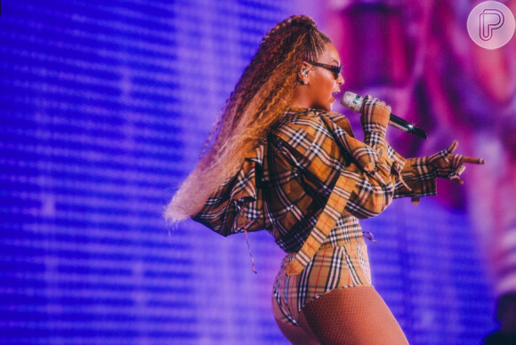 Beyoncé usou figurino todo estampado pelo xadrez vintage Burberry. A cantora foi a primeira celebridade a usar uma produção criada por Riccardo Tisci no comando da marca inglesa