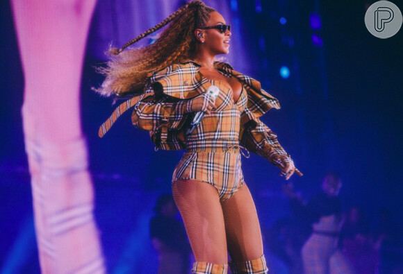 Beyoncé apostou em body com bojo, jaqueta cropped, botas, luvas e óculos com estampa da Burberry