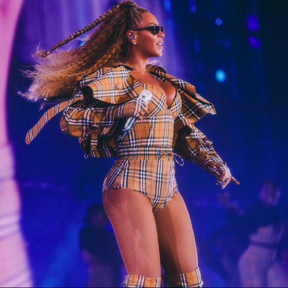 Beyoncé apostou em body com bojo, jaqueta cropped, botas, luvas e óculos com estampa da Burberry