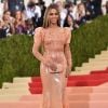 Vestido de látex usado por Beyoncé no MET Gala, em 2016, foi criado por Riccardo Tisci, então diretor de moda da Givenchy