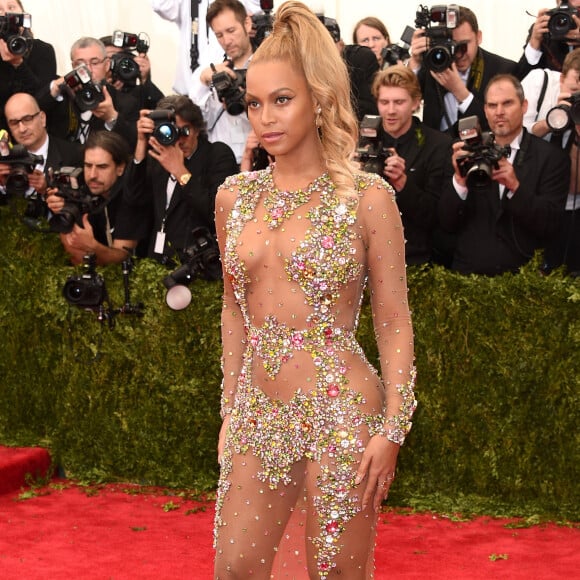 No MET Gala de 2015, Beyoncé surgiu com um vestido transparente da grife Givenchy e assinado por Riccardo Tisci