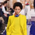 Colorblocking no inverno: o look Ralph Lauren traz o amarelo neon misturado ao vinil azul royal