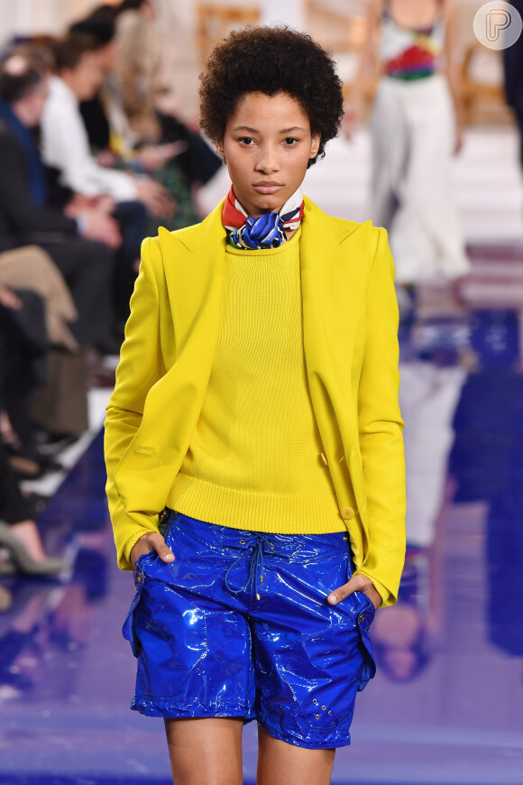 Colorblocking no inverno: o look Ralph Lauren traz o amarelo neon misturado ao vinil azul royal