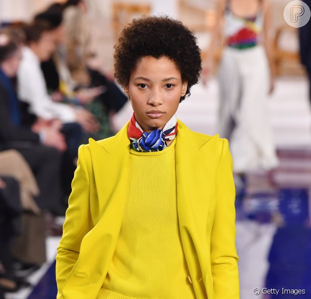 Colorblocking no inverno: o look Ralph Lauren traz o amarelo neon misturado ao vinil azul royal