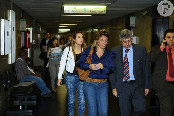 Na audiência de terça-feira, 29 de julho, MC Brunninha e a mãe deixam o tribunal do Rio cabisbaixas; cantora e Anitta não entraram em acordo
