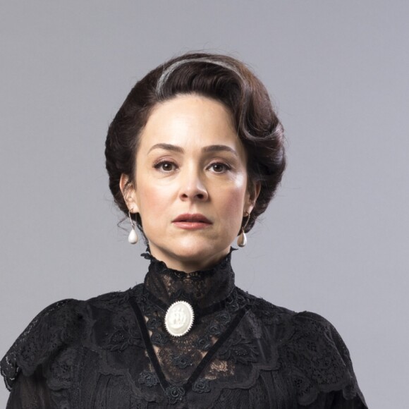 Mãe de Camilo (Maurício Destri), Julieta (Gabriela Duarte) já fez de tudo para separá-lo de Jane (Pâmela Tomé) na novela 'Orgulho e Paixão'