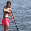 Milena Toscano adora praticar stand up paddle