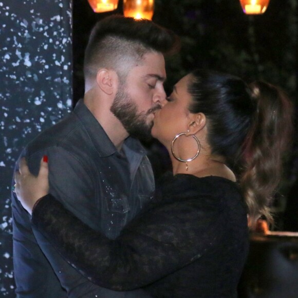 Preta Gil ganha beijo do marido, Rodrigo Godoy, em seu aniversário de 44 anos