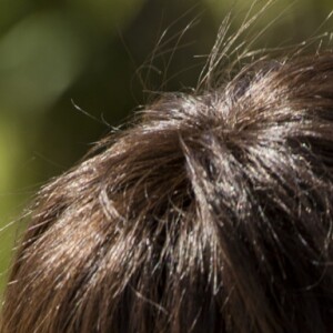 Mariana (Chandelly Braz) passa a usar peruca depois de ter o cabelo cortado à força por Xavier (Ricardo Tozzi), na novela 'Orgulho e Paixão'
