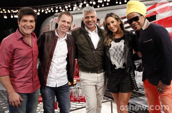 Claudia Leitte, Lulu Santos, Carlinhos Brown, Daniel e Tiago Leifert posam para foto durante as primeiras gravações do 'The Voice Brasil'
