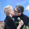 Xuxa Meneghel foi surpreendida pelo namorado, Junno Andrade, em programa e ganhou um beijo do ator