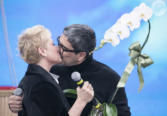 Xuxa Meneghel foi surpreendida pelo namorado, Junno Andrade, em programa e ganhou um beijo do ator