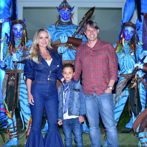 Arthur posou para fotos com a mãe, Eliana, e o noivo da apresentadora, Adriano Ricco