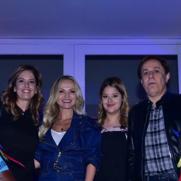 Eliana posou com Tom Cavalcante, a mulher dele, Patrícia, e com as filhas, Maria Antônia 