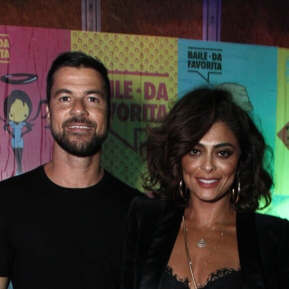 Juliana Paes e o marido, Carlos Eduardo Baptista, marcaram presença no Baile da Favorita na madrugada deste sábado, 11 de agosto de 2018