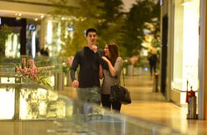 Vinicius Bonner, filho de Fátima Bernardes, passeia em shopping com a namorada