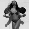 Isis Valverde, de biquíni, exibiu a barriga de seis meses de gravidez no Instagram, nesta segunda-feira, 13 de agosto de 2018