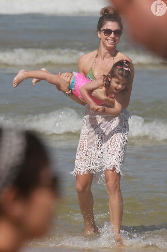 Grazi Massafera brinca com a filha, Sofia, na praia da Barra da Tijuca, Zona Oeste do Rio de Janeiro, neste sábado, 2 de agosto de 2014