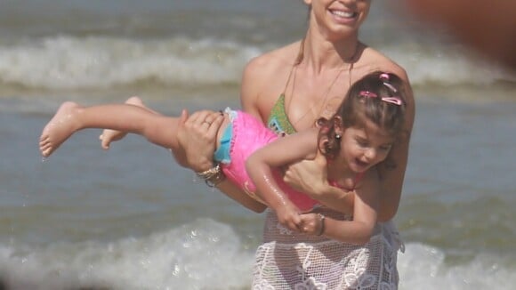 Grazi Massafera brinca com a filha, Sofia, e exibe boa forma em praia do Rio