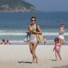 Grazi Massafera levou a filha, Sofia, na praia da Barra da Tijuca, Zona Oeste do Rio de Janeiro, neste sábado (02)