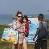 Grazi Massafera levou a filha, Sofia, na praia da Barra da Tijuca, Zona Oeste do Rio de Janeiro, neste sábado (02)