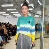 A editora de moda Giovanna Battaglia com suéter em tie dye no desfile da Celine