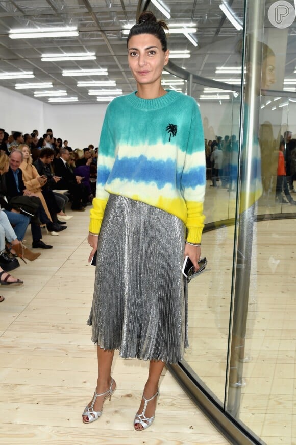 A editora de moda Giovanna Battaglia com suéter em tie dye no desfile da Celine