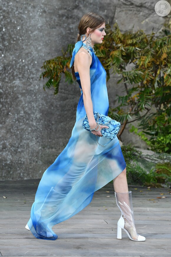 Tie dye na passarela da Chanel: o look esvoaçante em diferentes tons de azul tem a cara do verão