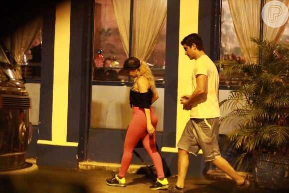 Joelma e o ex-namorado Alessandro Cavalcante foram fotografados juntos após jantarem em um restaurante do Jardim Botânico